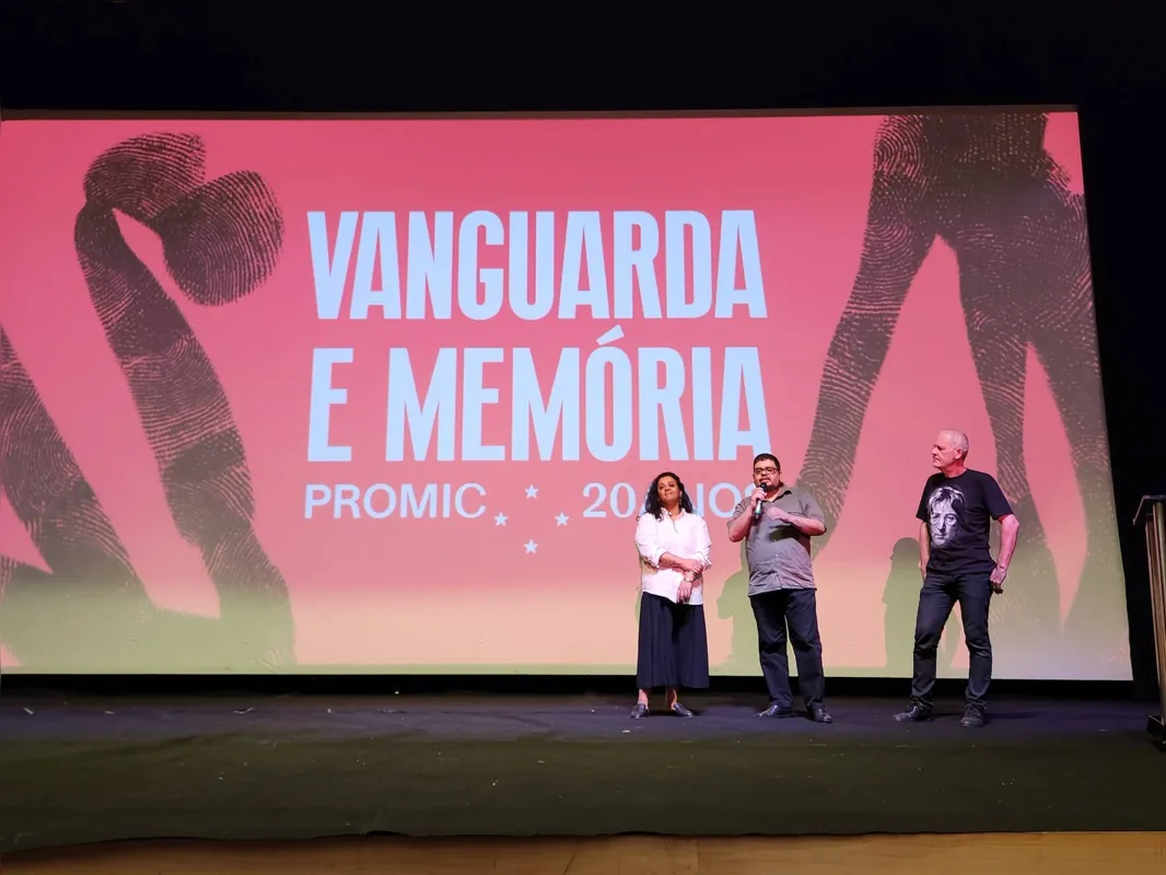Lua Specian, Lúcio Flávio Moura e Luciano Pascoal, responsáveis pela exposição, livro e documentário que marcam a história dos 20 anos do Promic