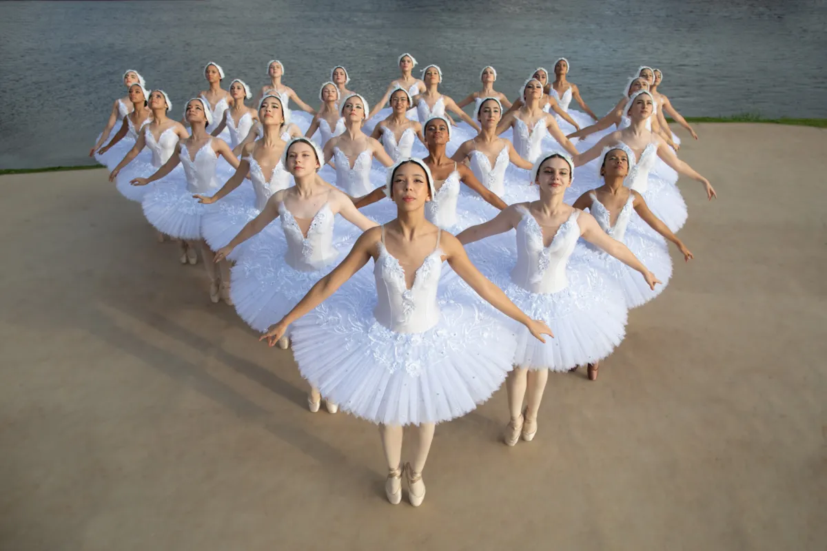 Montagem de "O Lago dos Cisnes" conta com 300 bailarinos que participam de uma comemoração grandiosa