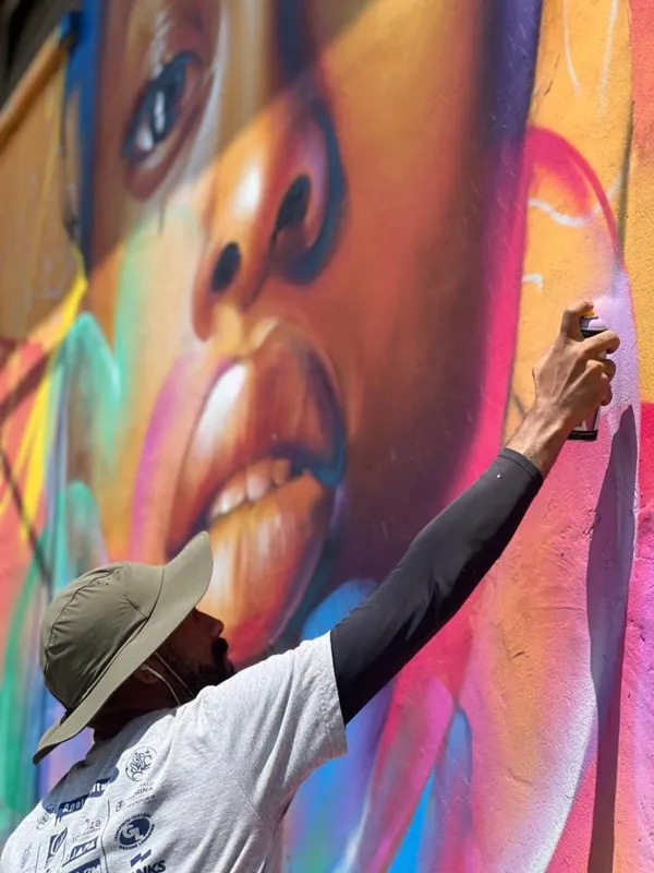 O graffiti eche a cidade de cor, dando nova dimensão à vida urbana