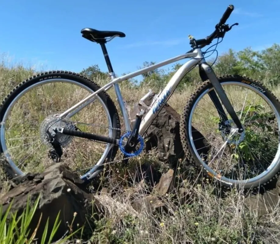 Bicicleta especial montada por Adriano Lúcio Huhn que além da missão de trazer alegria como palhaço Geleia era um exímio mecânico de bicicletas