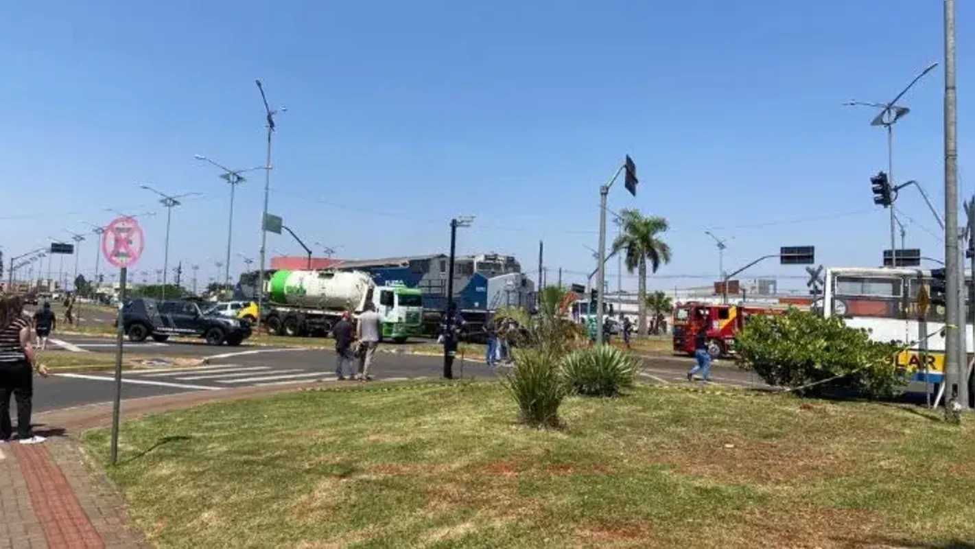 Imagem ilustrativa da imagem 'Acidente' entre trem, ônibus e carro em Arapongas alerta para a prevenção