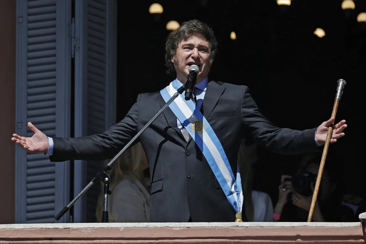 Depois de iniciar o mandato presidencial na Argentina com o anúncio de uma desvalorização de 50% do peso, Javier Milei afirmou que sua "prioridade máxima" é controlar a inflação