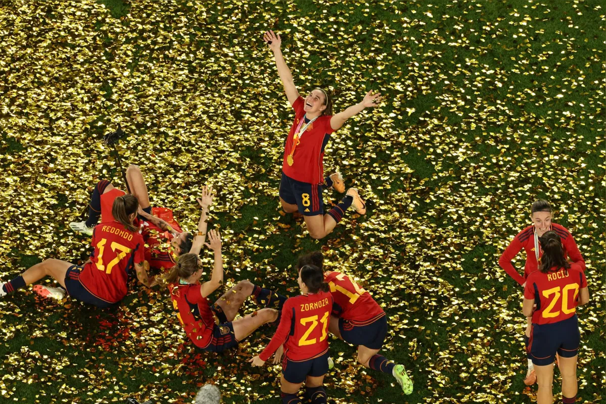 Espanha conquista a Copa do Mundo Feminina em Sydney, mas a comemoração é prejudicada por um beijo forçado
