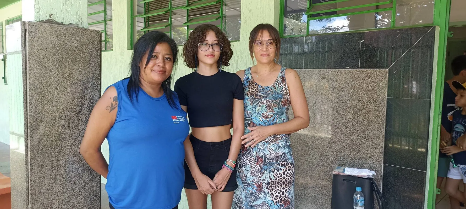 A agente de saúde Eliomara Sutil, Lívia Machado e Paula Machado