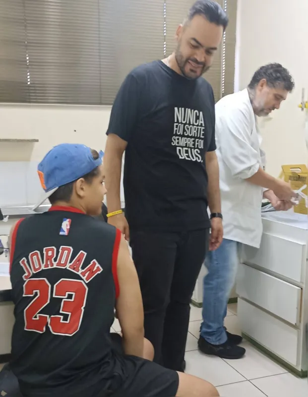 Igor Oliveira, 13 anos, recebeu a  vacina e conheceu o secretário de Saúde,  Felippe Machado