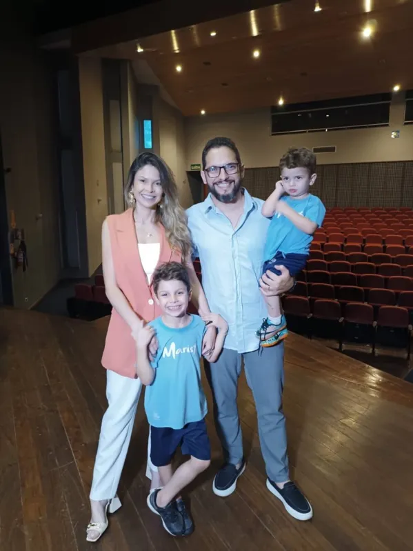 Priscila e Douglas Perassoli com os filhos, Vicente e Isaac