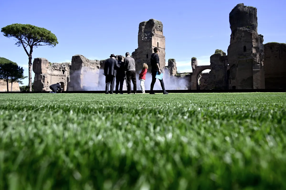 Visitantes observam o novo elemento aquático instalado nas Termas de Caracalla, ponto turístico localizado na base do Monte Aventino, em Roma