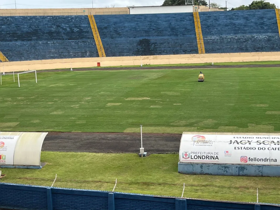 Desde dezembro do ano passado o gramado passa por melhorias como a descompactação, areação e regularização do piso; nesta terça-feira foi realizado corte do grama