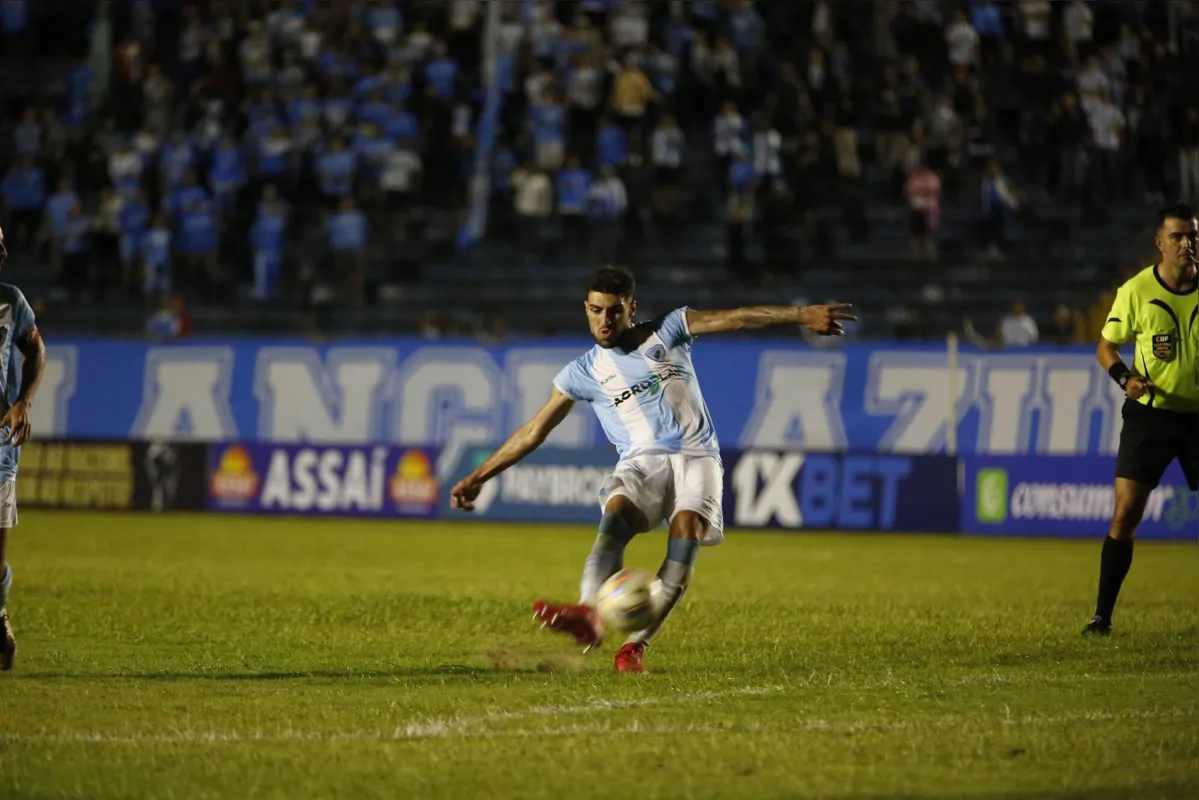 "Temos que continuar focados e trabalhando muito. Evoluímos bastante nestes três jogos", observa o lateral Thiago Ennes, autor de um belo gol de falta contra o Coritiba