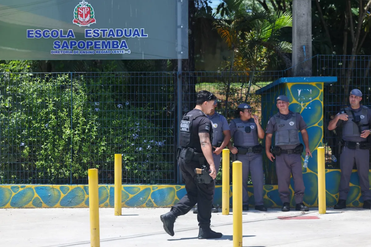 Movimentação de policiais em frente à Escola Estadual Sapopemba