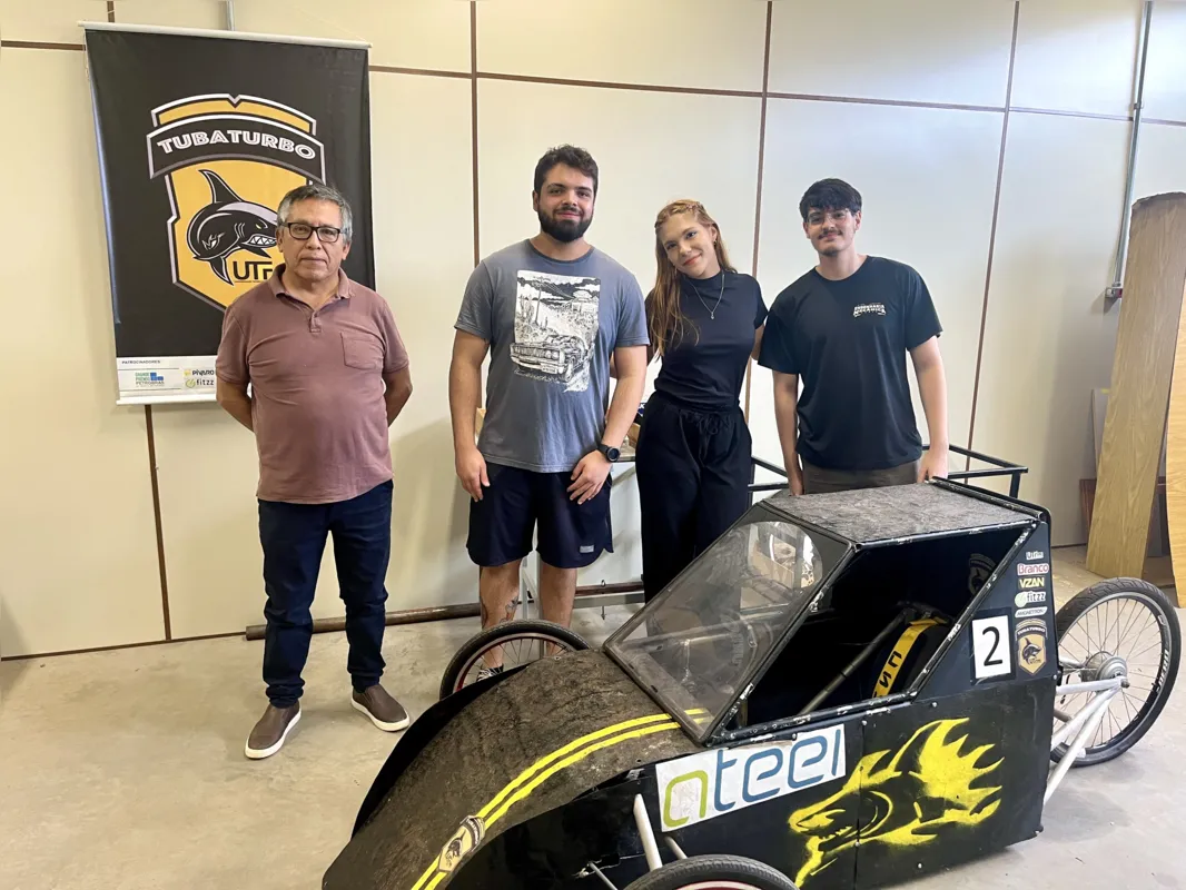 Da esquerda para a direita, professor Genaro Marcial Mamani Gilapa, e os estudantes Guilherme Fernandes, Raíssa Artioli Prata e Matheus Henrique Vida