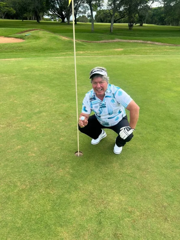 A alegria do golfista no buraco 4