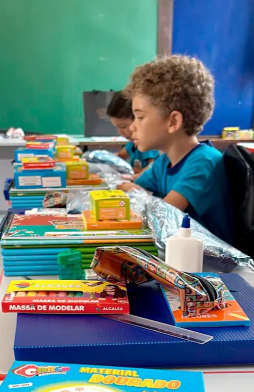 A retirada dos kits escolares disponibilizados pelo município, com o material necessário para cada série,  também foi feita nesta segunda-feira (5)