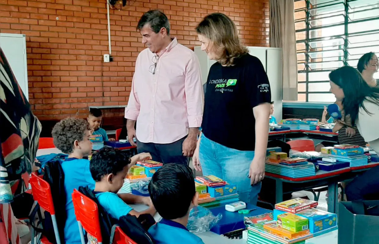 O prefeito Marcelo Belinati e a secretária de Educação Maria Thereza Pascoal estiveram nas escolas para um dos dias mais esperados do ano letivo