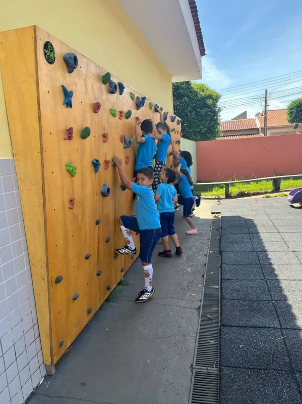 Volta às aulas na Escola Municipal Maria Shirley Barnabé Lyra foi um dia divertido para os alunos que voltam também para a recreação e os exercícios físicos na parede de escalada