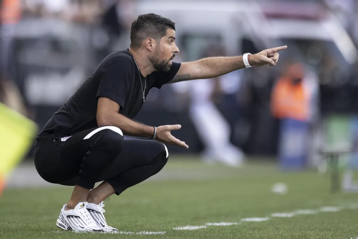 O técnico António Oliveira tem 100% de aproveitamento no comando do Corinthians e o time voltou a sonhar com a classificação para a segunda fase