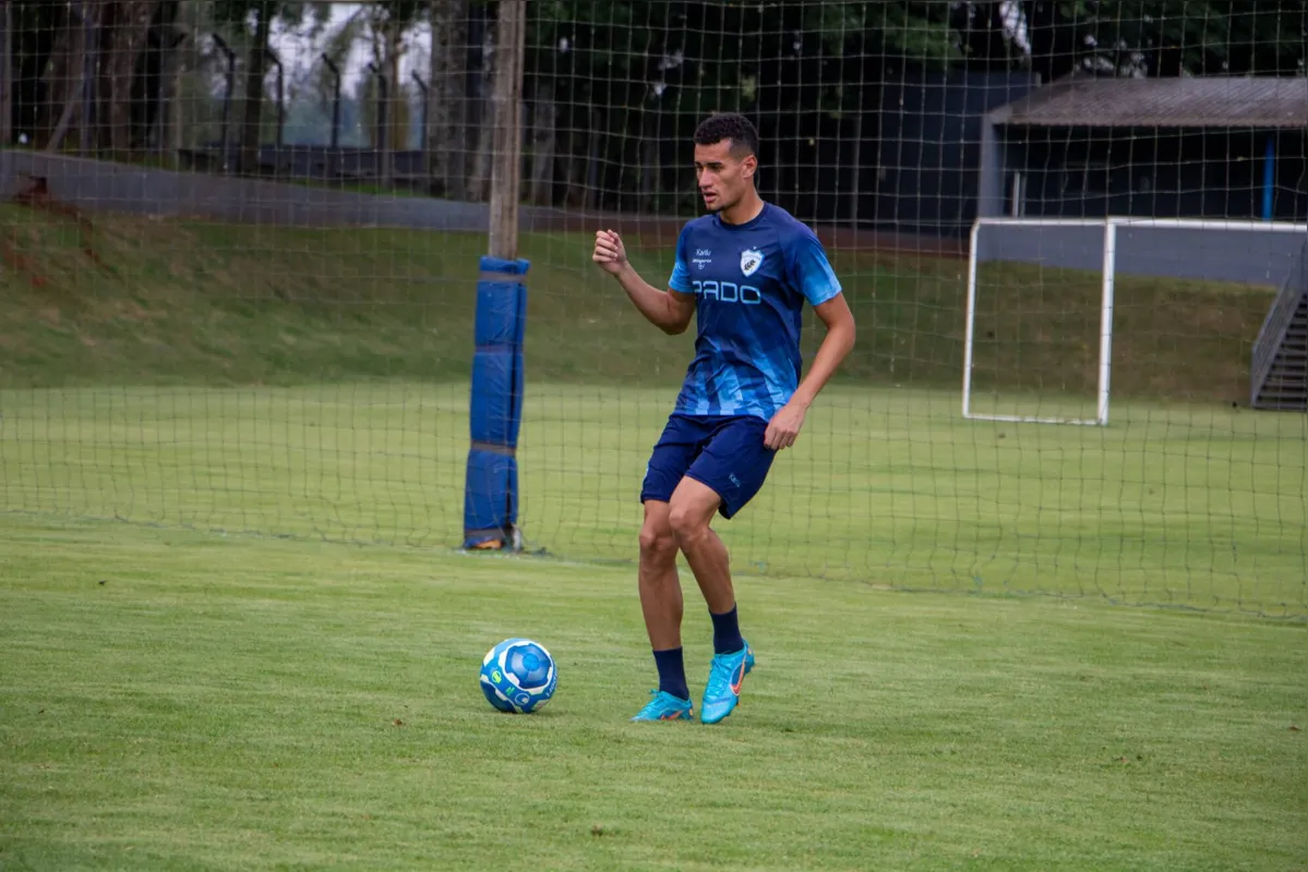 Da desconfiança a titularidade: após passagem discreta em 2023, Everton Moraes tem sido uma das referências do ataque do LEC no Paranaense