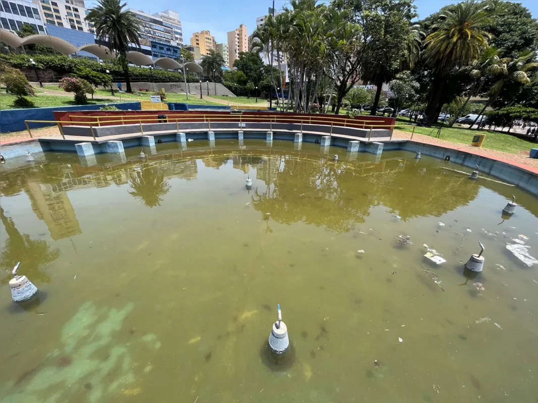 Situação de abandono do chafariz perdurava duas semanas