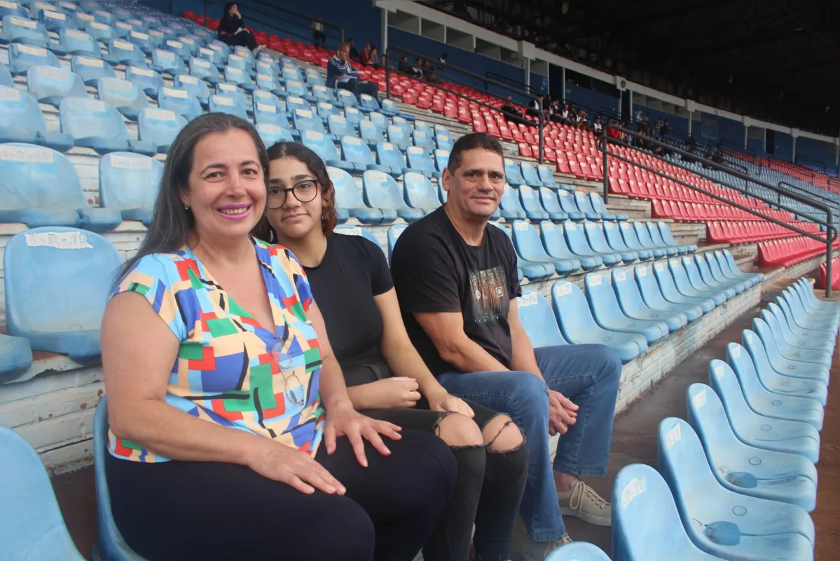 Mário, Elza e Paola acompanharam  a estreia de Arthur Novaes no profissional da Lusinha: “Com certeza vale a pena”