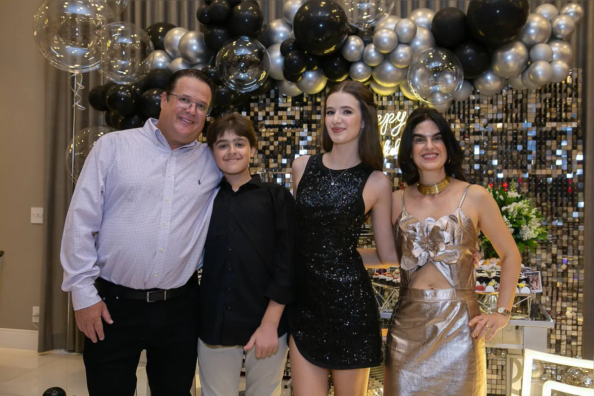 A aniversariante em família: com os pais, Eugênia Garcia Stochero e Pedro Stochero, e o irmão, Theo