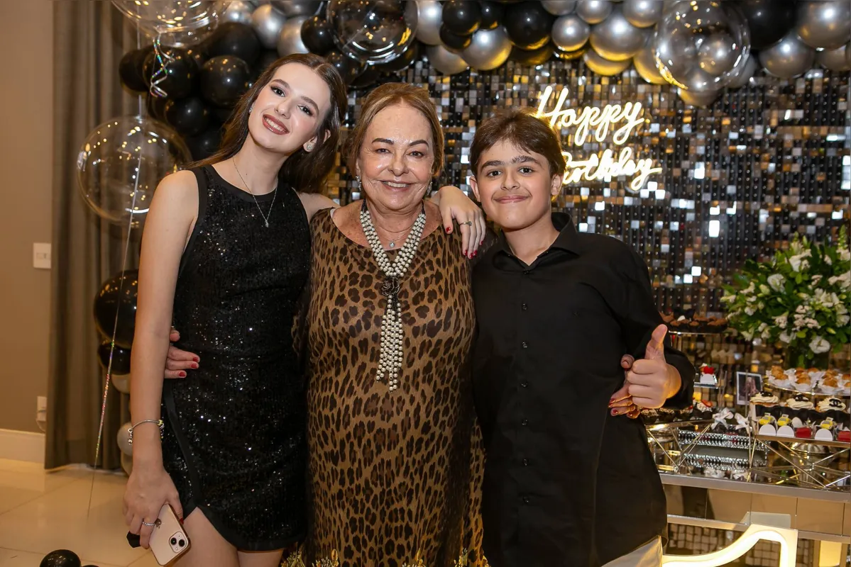 Beatriz e Theo Garcia Stochero com a avó, Ana Marta Garcia