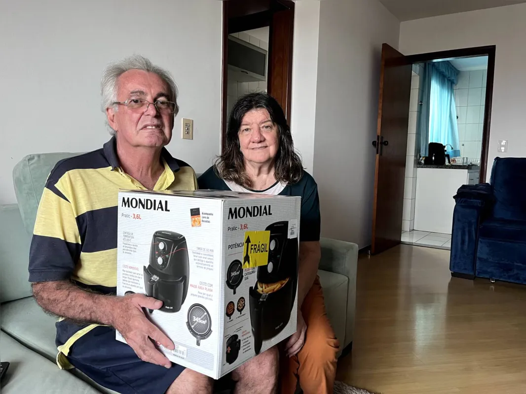 Sônia Santos deu a assinatura da FOLHA de presente para o marido, Wilson Antônio dos Santos