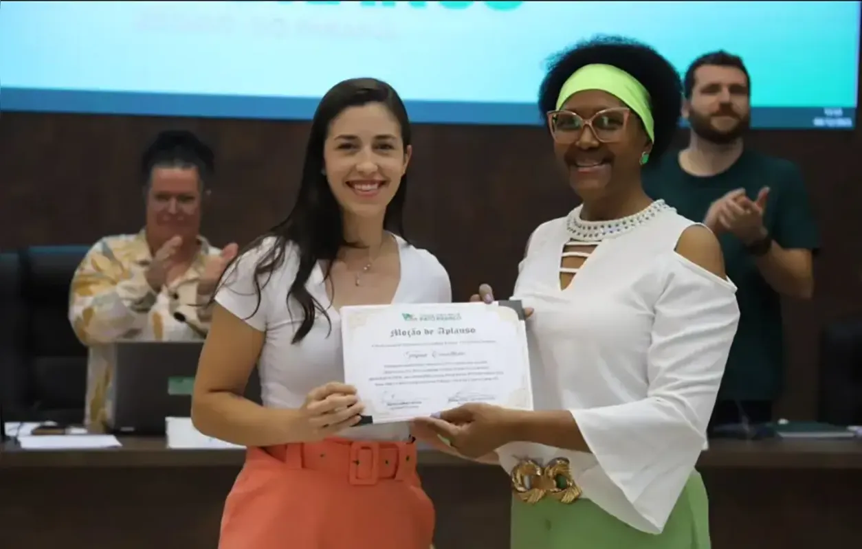 Imagem ilustrativa da imagem Atleta Tayná Cavalheiro recebe Moção de Aplauso