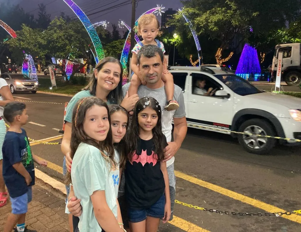 Luciane  e Douglas aproveitaram para levar as crianças para andar no ônibus panorâmico