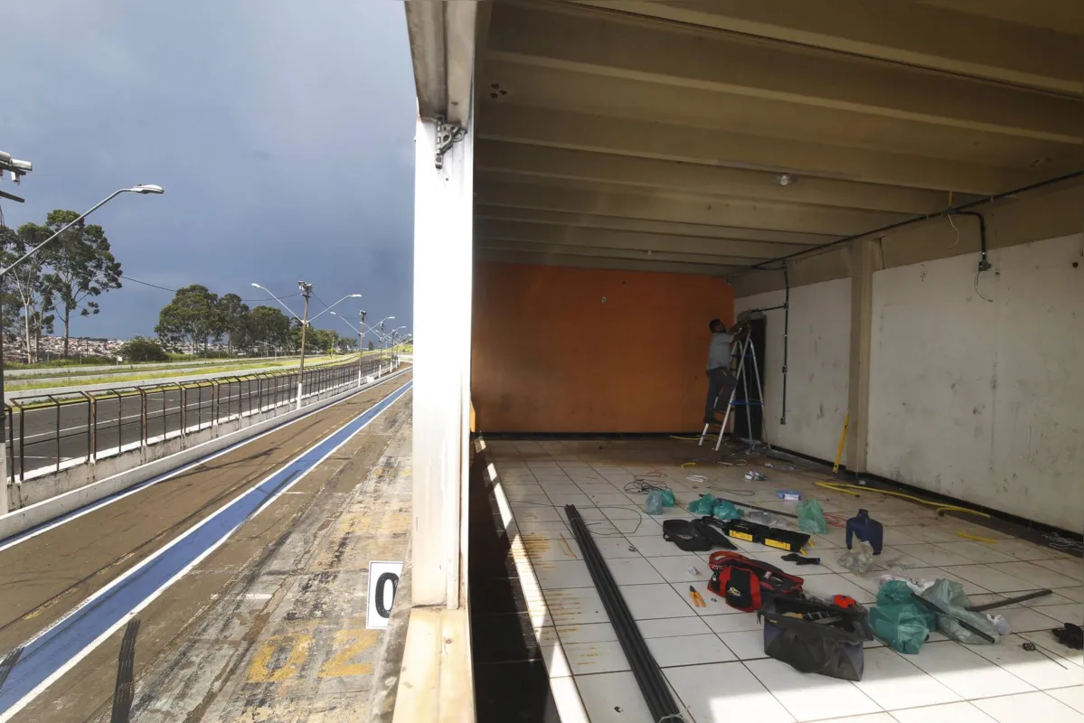 Funcionários fazem manutenção do sistema elétrico do Autódromo: local tem sofrido com constantes furtos, vandalismo e falta de manutenção