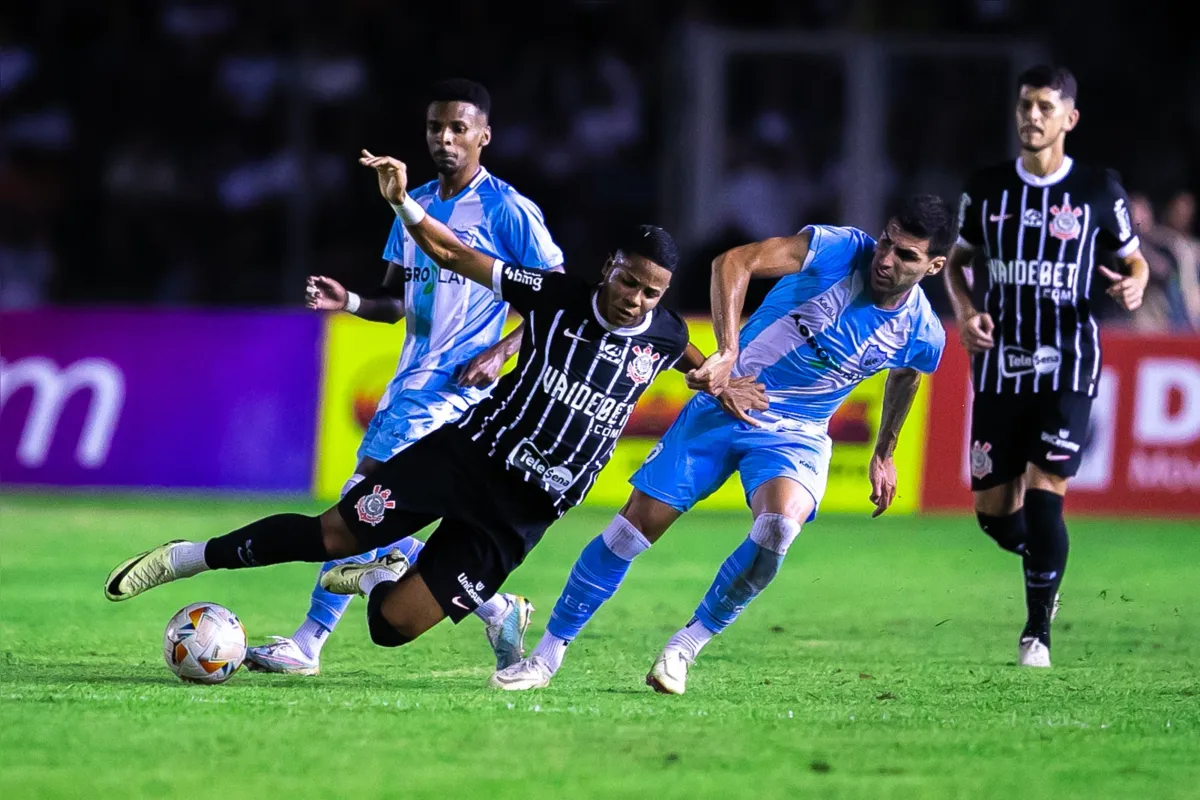 Londrina teve seis estreias no amistoso contra o Corinthians e desempenho agradou o técnico Emerson Ávila