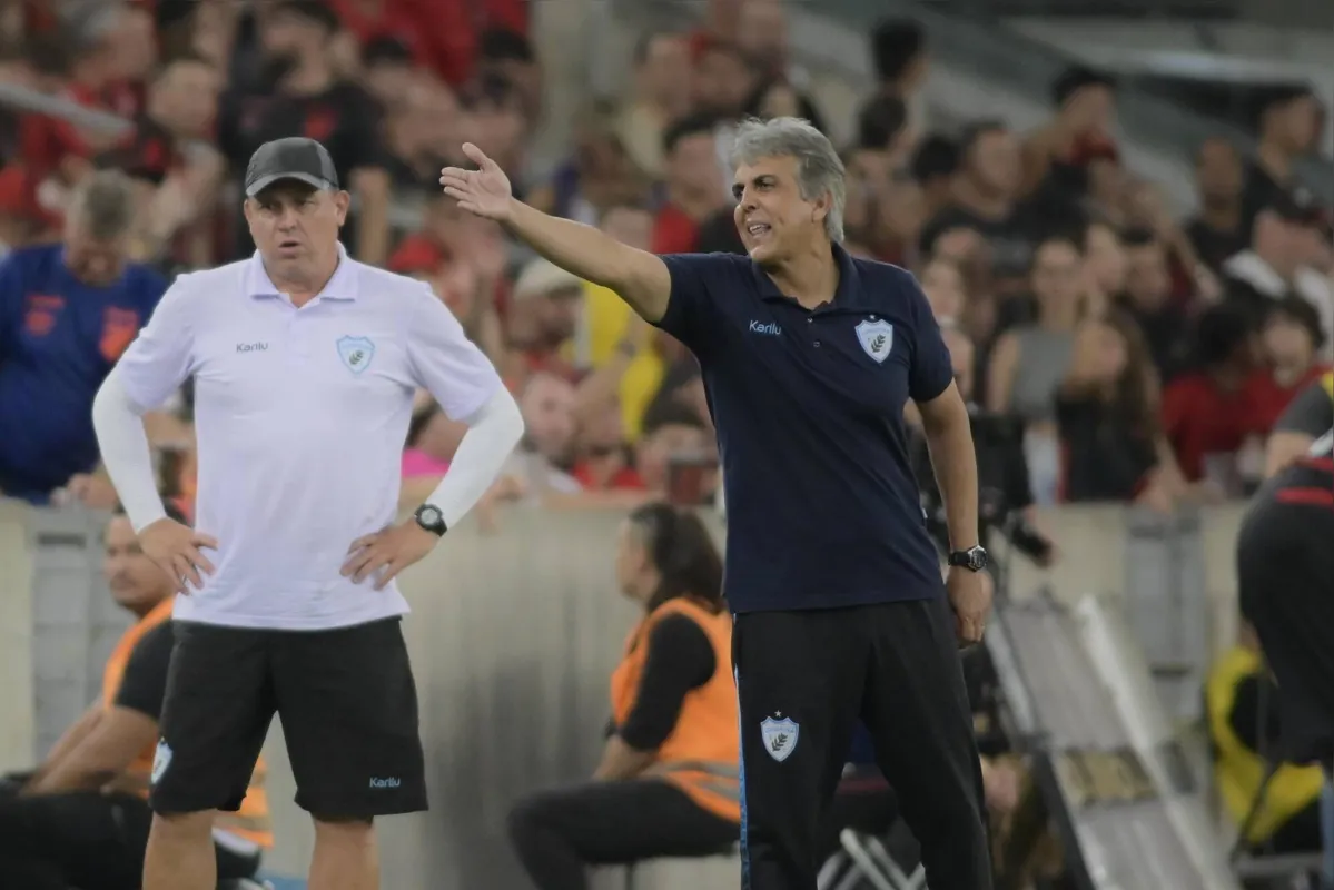 "Temos que ter cabeça fria, equilíbrio e pensar de forma objetiva e criteriosa na busca por reforços para a Série C", afirmou o Emerson Ávila após a eliminação no Paranaense