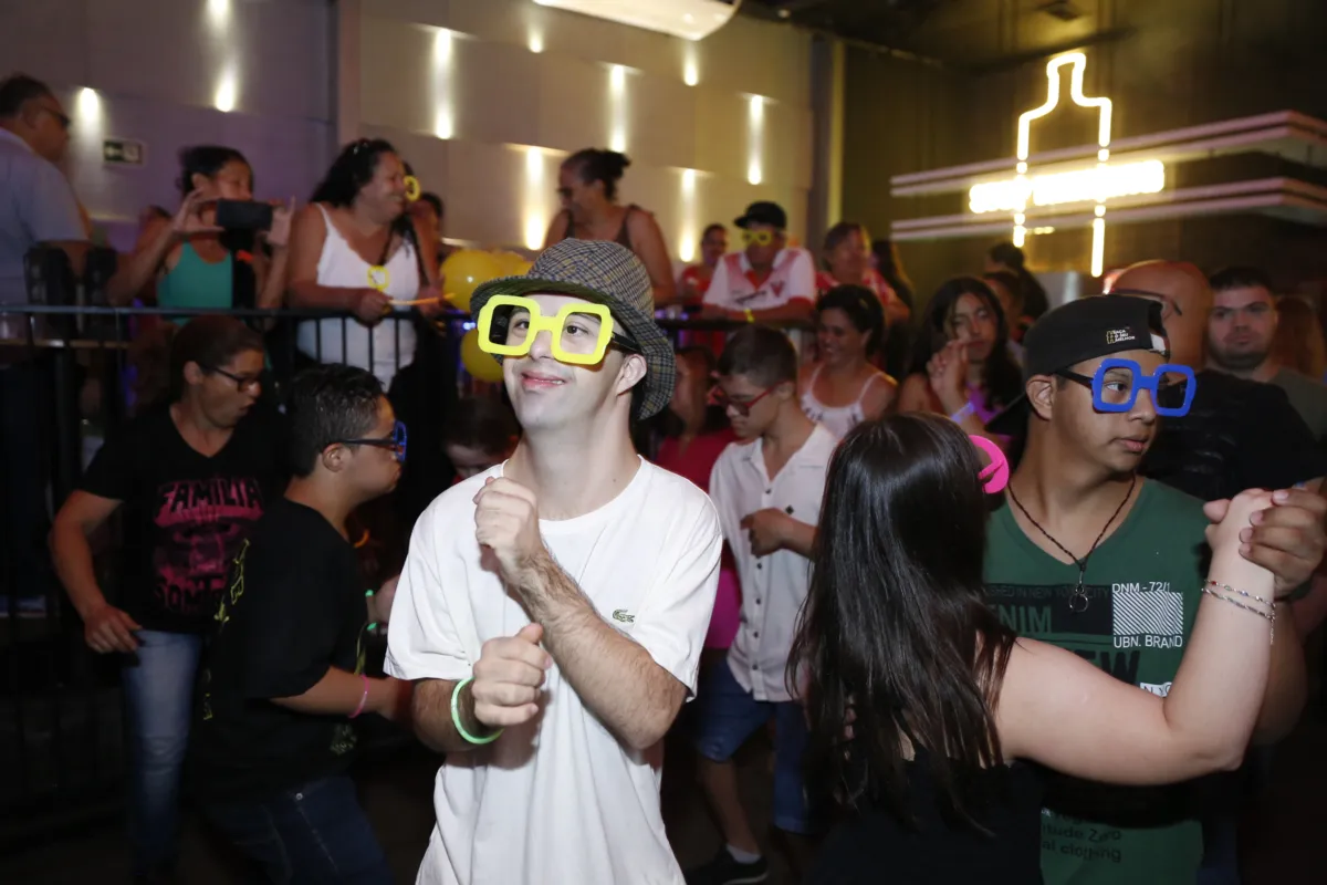 Com óculos coloridos e muito estilo, os jovens dançaram sem parar
