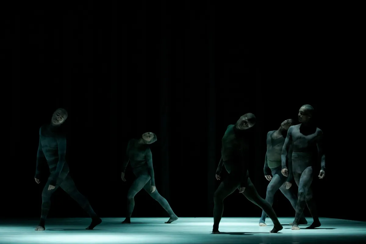 "Cinco": espetáculo do Ballet de Londrina, inédito na cidade, traz uma coreografia abstrata numa referência ao surgimento da humanidade