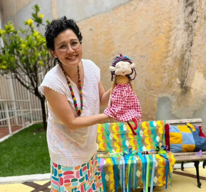 Renata Suzue ministra o curso: "A arte de contar histórias: mediação da leitura e recursos teatrais”