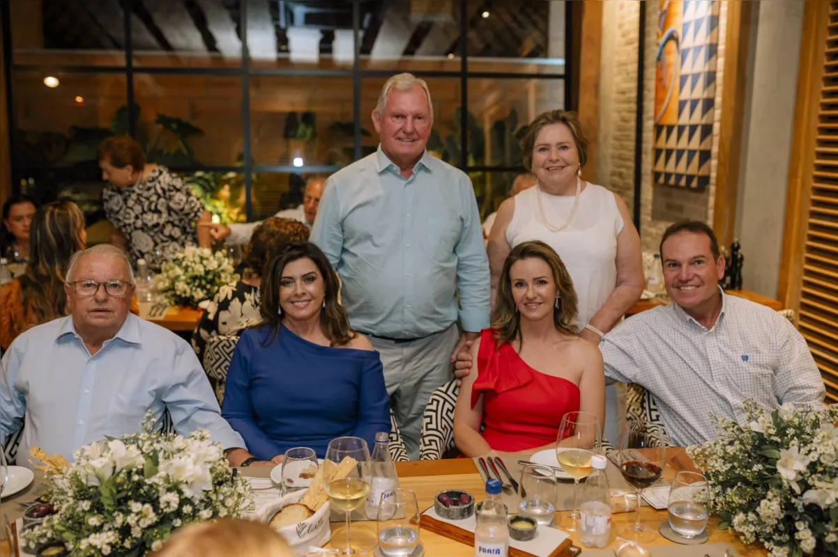 Ivo e Silvia ladeados por Rosângela e Mario Giocondo (pais da Patrícia) e pelo filho Luiz Vicentini Neto e a esposa Patrícia