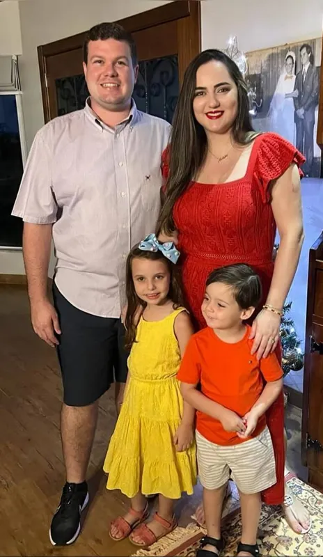 O neto do casal Alexandre Costa com a esposa Natália, e os bisnetos, Aurora e Lorenzo