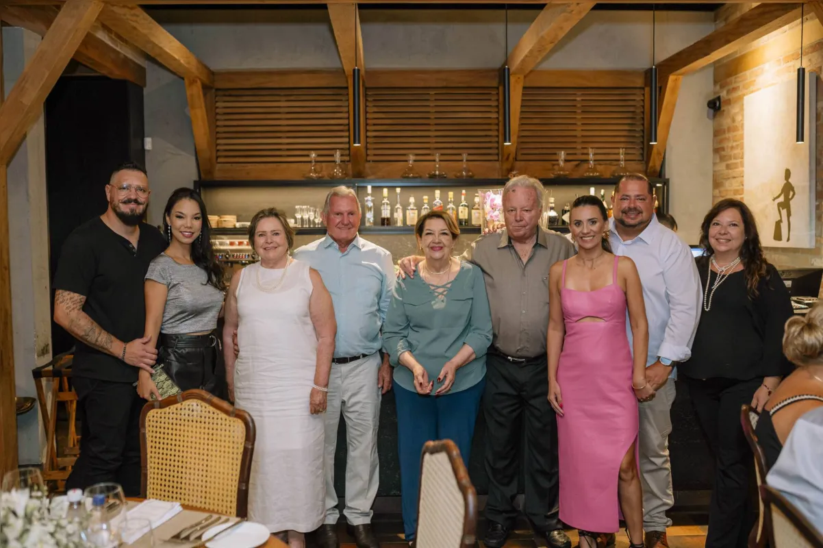 Marcelo de Sá e esposa, os anfitriões Ivo e Silvia, Mery e Gustavo Sá Pereira, Patrícia e Gustavo Filho e Ana Valéria