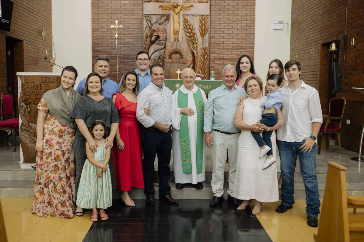 Na igreja Imaculada Conceição, a família reunida: Alice, a filha do casal Simone com a bisneta Aurora, o genro Alexandre Costa, o neto Angelo, Patrícia e Luiz Vicentini Neto, Monsenhor Bernardo Gaffá, que celebrou a missa e deu a benção pelos 50 anos de casados de Silvia e Ivo Vicentini, e o casal com o bisneto Lorenzo e as netas Natália, Manuela e Ivo Vicentini Neto