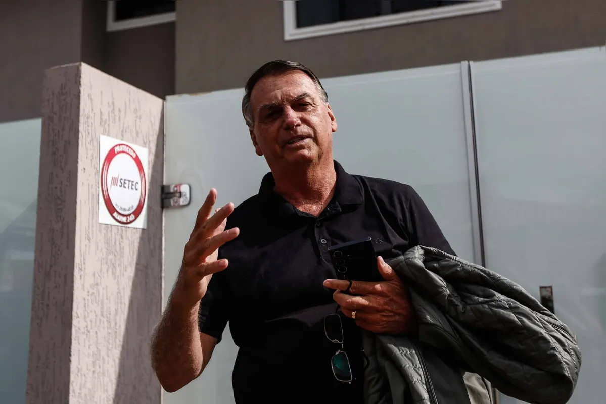 O ex-presidente Jair Bolsonaro deixa sua casa para ir para o PL horas antes de prestar depoimento à  Polícia Federal sobre a tentativa de golpe no 8 de janeiro