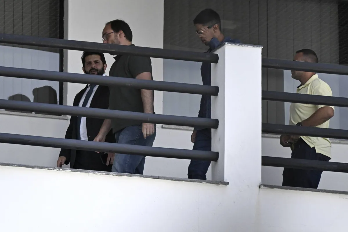 O vereador Carlos Bolsonaro depôs nesta terça na sede da PF no Rio em inquérito postagem em uma rede social que seria ofensiva em relação ao delegado Andrei Rodrigues, chefe da Polícia Federal