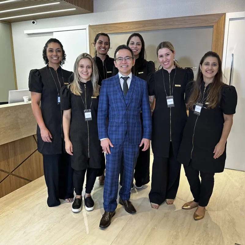 Dr. Marcelo e sua afinada equipe: Mariana Castro, Cintia Tonon, Luana de Souza, Amanda Oliveira, Carla Vizetti e Edivânia Herrera