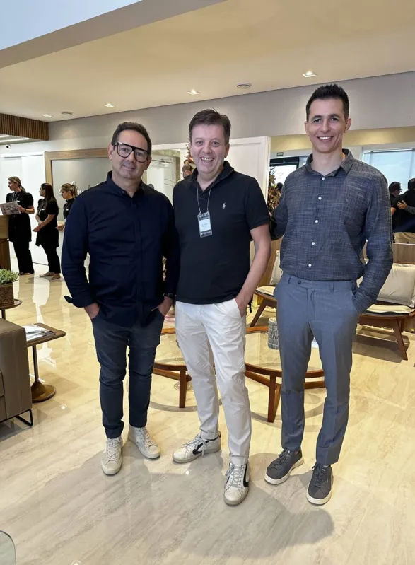 Os cirurgiões plásticos Dr. Paulo Campos, de Jaú (SP); Dr. Antonio Corezzola, da Itália, e Dr. Aluisio Moreira, que veio de Minas Gerais