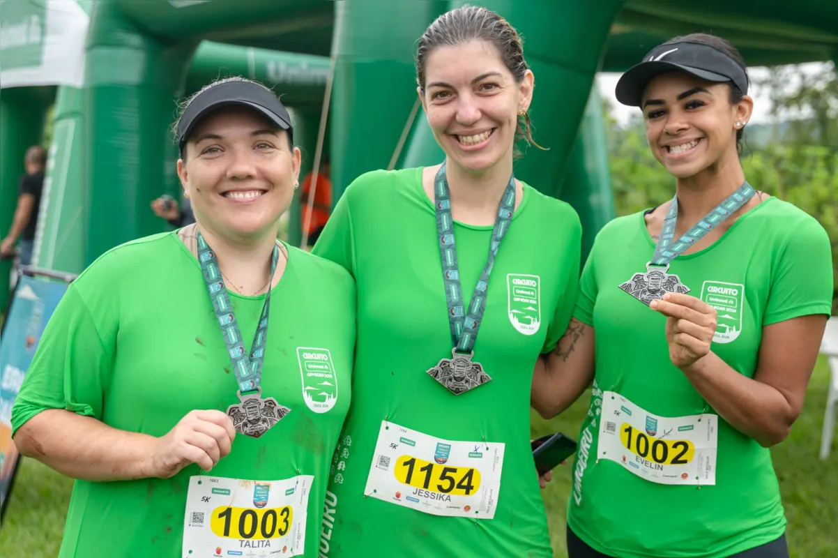 Talita Campos de Oliveira, Jessika Silva de Azevedo e Evelin Rawana de Paula Mello, colaboradores da Unimed Londrina