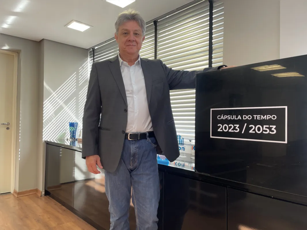 Brazil Alvim Versoza e a cápsula do tempo, que será aberta em 2053, no centenário do clube