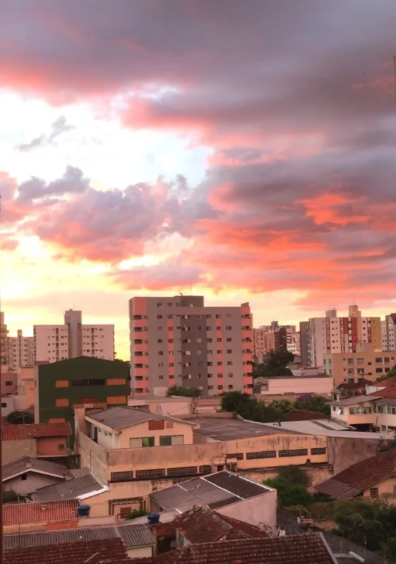 Imagem ilustrativa da imagem CIDADE FALA - Pôr-do-sol com nuvens carregadas