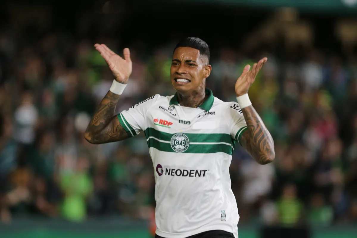 Alef Manga, suspenso por 180 dias, retornou ao Coritiba e faz treinos em separada dos demais jogadores