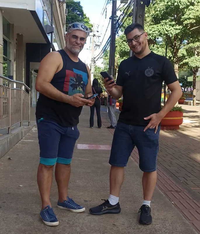 Rodrigo Milane, coordenador do grupo, e Leodmar Oliveira: caçadores de pokemons reúnem-se nas ruas do centro aos domingos