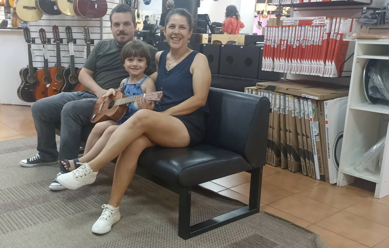 A artesã Lucimara Lauxen e o marido, Paulo Rogério Silva Araújo e  Benjamin, de 5 anos: ukulelê para a formação e alegria do pequeno