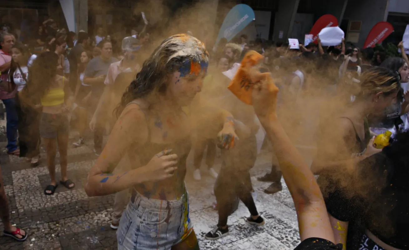 Imagem ilustrativa da imagem Calouros festejam aprovação no vestibular da UEL