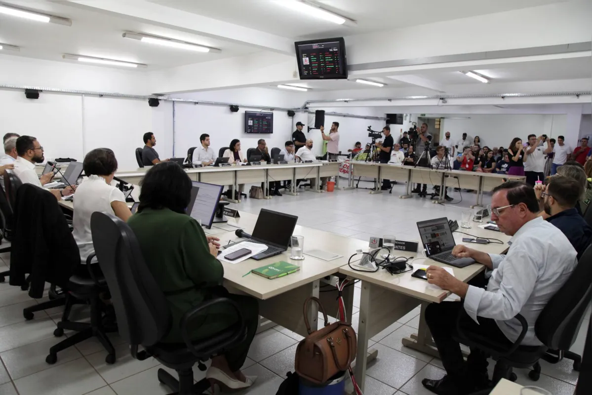 Os vereadores também vão discutir na sessão desta terça-feira se acatam emenda da vereadora Mara Boca Aberta que reduz o subsídio para R$ 10,4 mil em 2025